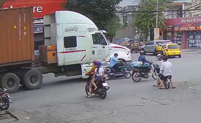 Tai nạn giữa xe đạp điện với container, 1 nam bảo vệ tử vong