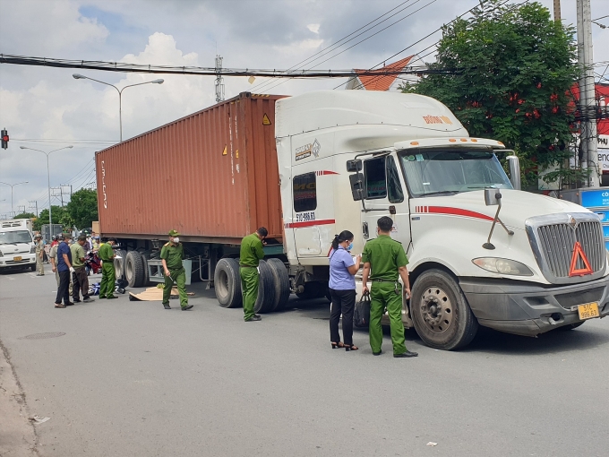 Tai nạn giữa xe đạp điện với container, 1 nam bảo vệ tử vong