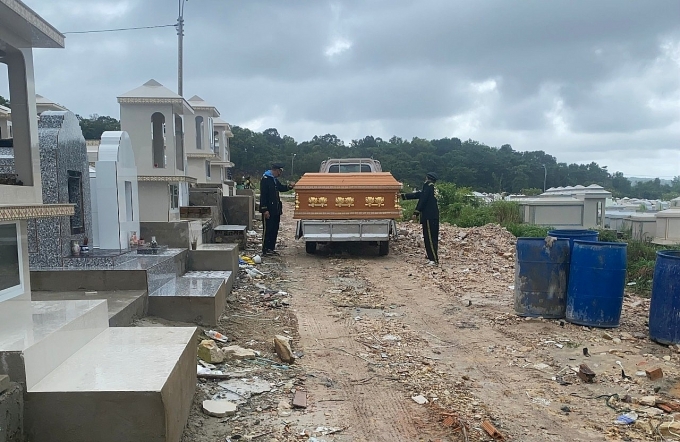 7 thi thể được an táng tại nghĩa trang nhân dân. Ảnh: CTV