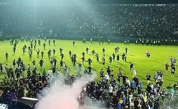 Bạo loạn kinh hoàng trong trận bóng đá ở Indonesia khiến ít nhất 127 người chết