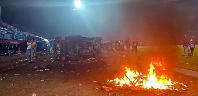 Bạo loạn kinh hoàng trong trận bóng đá ở Indonesia khiến ít nhất 127 người chết