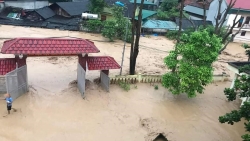 Lũ quét trôi cả ôtô ở thị trấn Mường Xén, huyện Kỳ Sơn