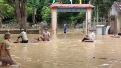 Người dân không chủ quan đi qua ngầm tràn, đánh cá, vớt củi