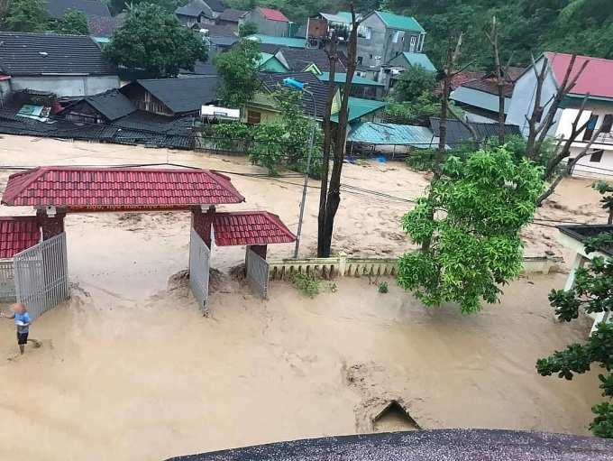 Lũ quét trôi cả ôtô ở thị trấn Mường Xén, huyện Kỳ Sơn