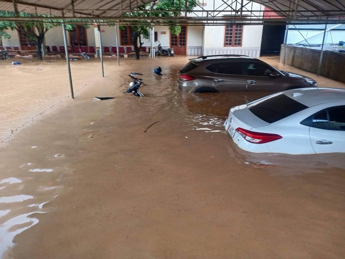 Lũ quét trôi cả ôtô ở thị trấn Mường Xén, huyện Kỳ Sơn