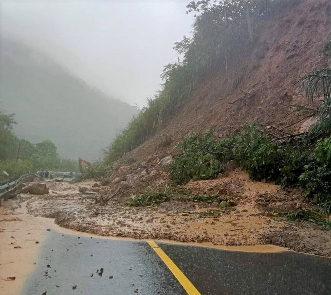 Lũ quét trôi cả ôtô ở thị trấn Mường Xén, huyện Kỳ Sơn