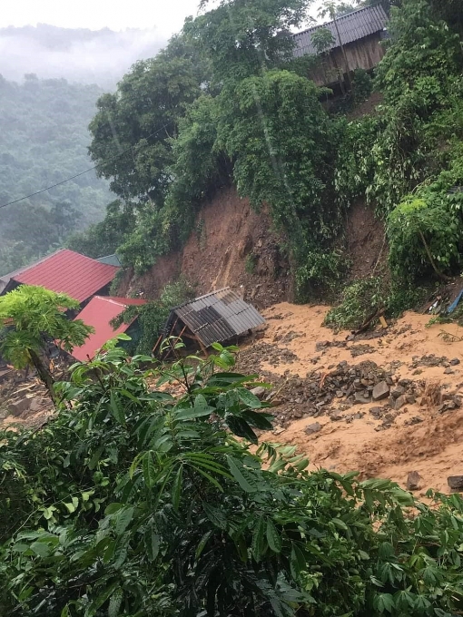 Lũ quét trôi cả ôtô ở thị trấn Mường Xén, huyện Kỳ Sơn