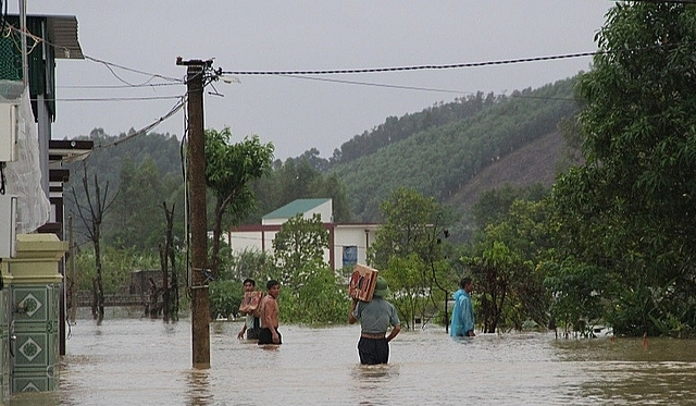Người dân không chủ quan đi qua ngầm tràn, đánh cá, vớt củi