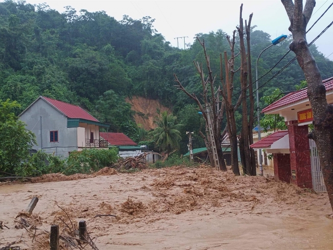 Lũ quét trôi cả ôtô ở thị trấn Mường Xén, huyện Kỳ Sơn