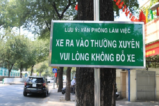 Xử lý nghiêm vụ người chiếm dụng chỗ đậu ôtô và đánh nhân viên thu phí ở TP. HCM