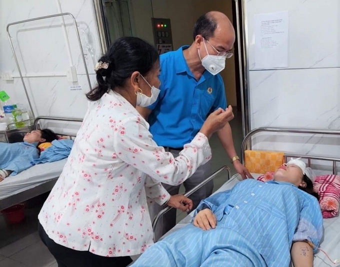 Nghệ An: LĐLĐ huyện Tân Kỳ thăm hỏi, hỗ trợ các công nhân bị tai nạn giao thông