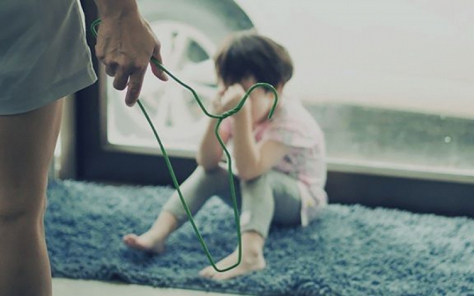 Cháu bé lớp 3 bị bố đốt bỏng 2 chân: Cảnh báo về nạn bạo hành trẻ em