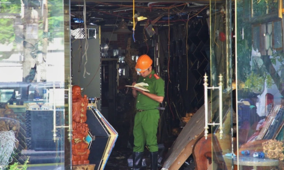 Hệ thống dây điện chằng chịt lộ ra sau vụ cháy quán karaoke An Phú. Ảnh: VietNamnet.