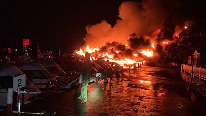 Một số tàu đang neo đậu bất ngờ bị bốc cháy vào rạng sáng 10/10. Ảnh: 