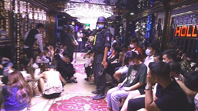 Lực lượng chức năng tiến hành kiểm tra đột xuất quán karaoke Hollywood. Ảnh: CACC
