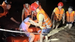 Cứu người bị mắc kẹt trong nước ngập sâu giữa đêm tối ở Đà Nẵng