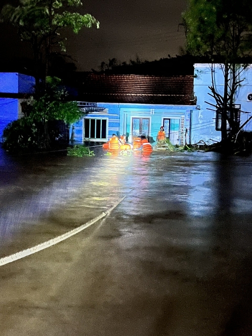 Cứu người bị mắc kẹt trong nước ngập sâu giữa đêm tối ở Đà Nẵng