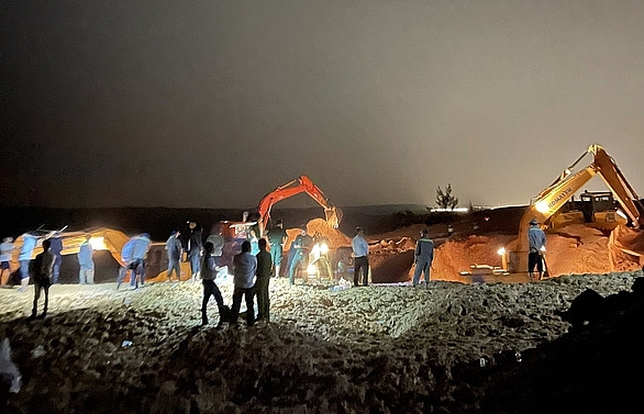 4 công nhân bị chôn vùi trong vụ sập mỏ titan ở Bình Thuận