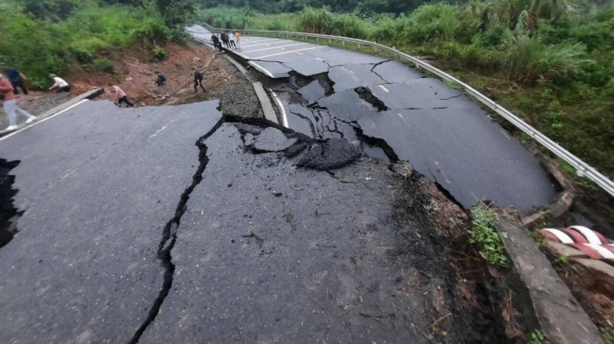 Phó Thủ tướng Lê Văn Thành kiểm tra công tác khắc phục hậu quả mưa lũ tại Quảng Trị