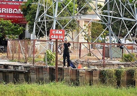 Câu cá dưới dòng điện cao thế - đừng “đùa giỡn” với tử thần!