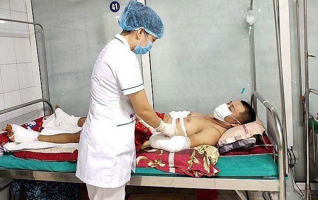 Câu cá dưới dòng điện cao thế - đừng “đùa giỡn” với tử thần!