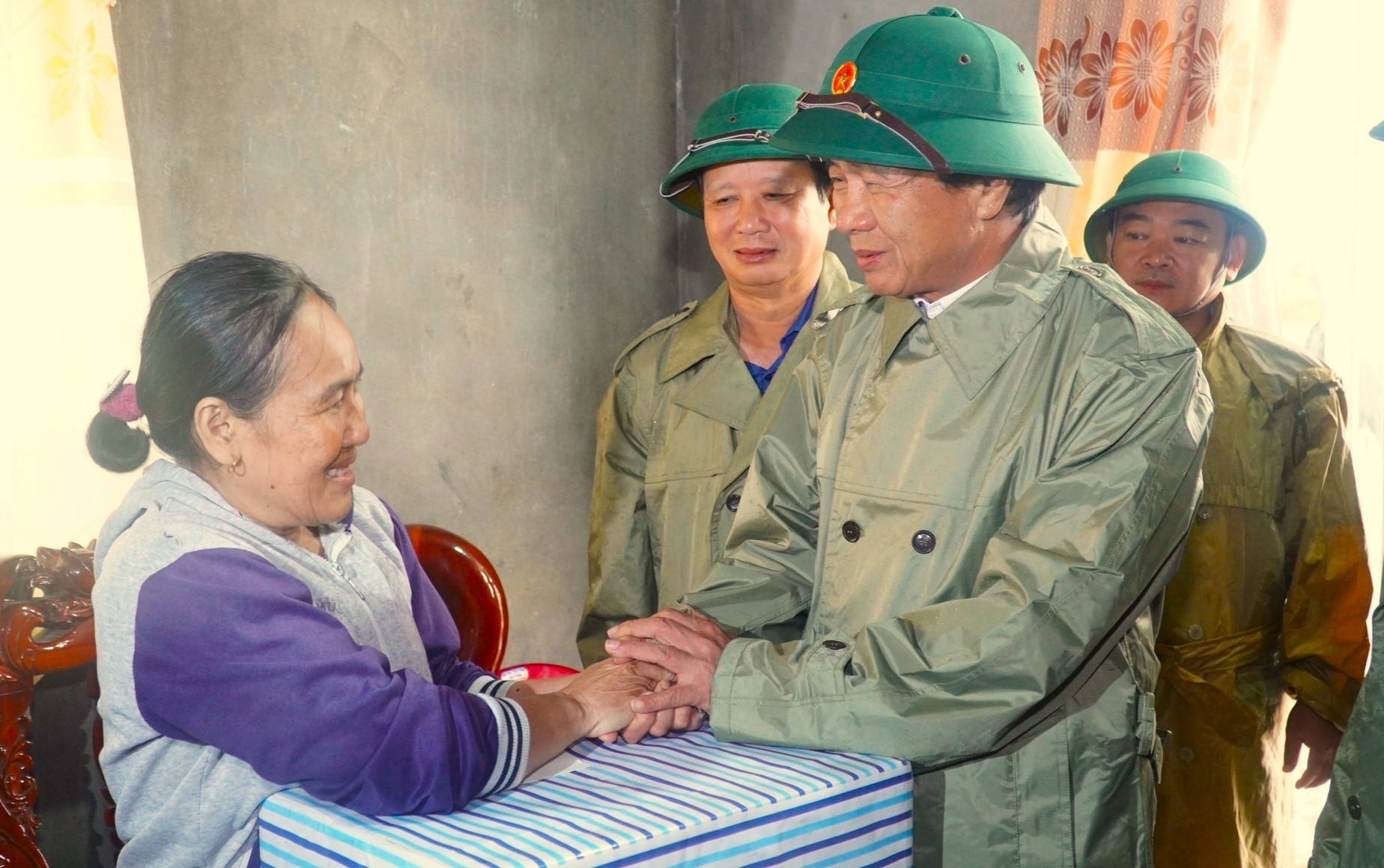 Phó Thủ tướng Lê Văn Thành thăm, tặng quà người dân ở vùng lũ tại Thừa Thiên Huế