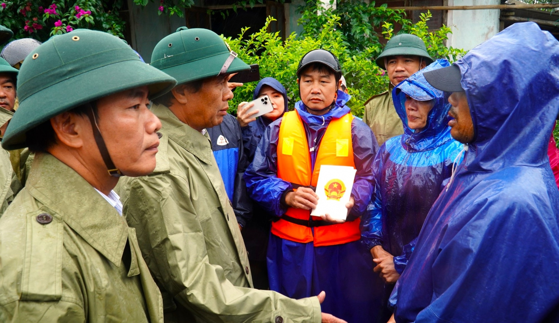 Phó Thủ tướng Lê Văn Thành thăm, tặng quà người dân ở vùng lũ tại Thừa Thiên Huế