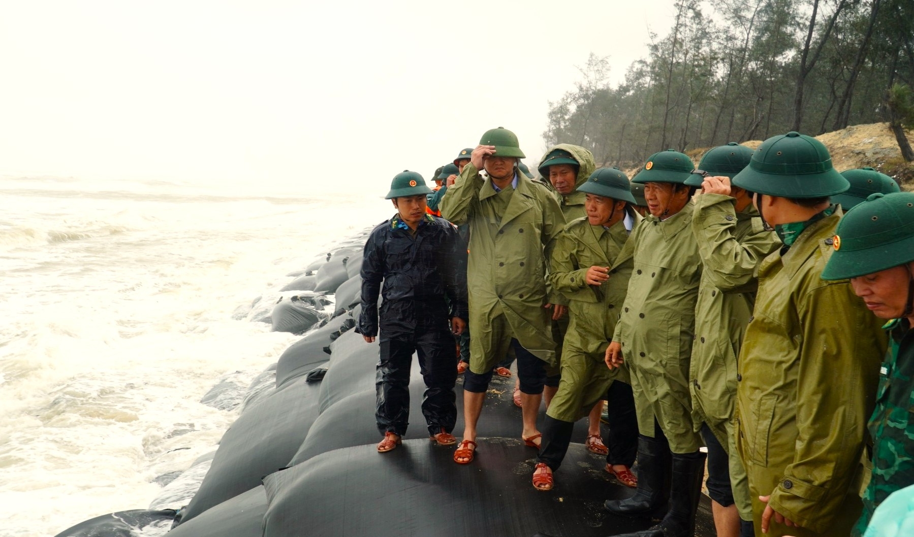 Phó Thủ tướng Lê Văn Thành thăm, tặng quà người dân ở vùng lũ tại Thừa Thiên Huế