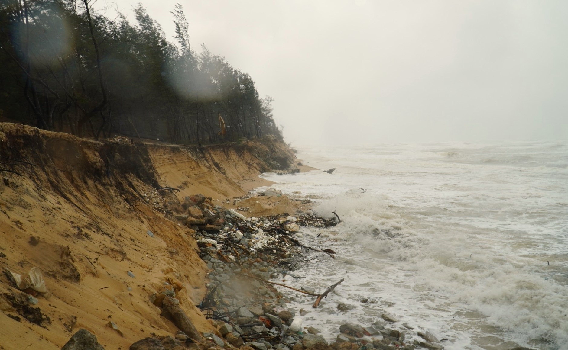 Phó Thủ tướng Lê Văn Thành thăm, tặng quà người dân ở vùng lũ tại Thừa Thiên Huế