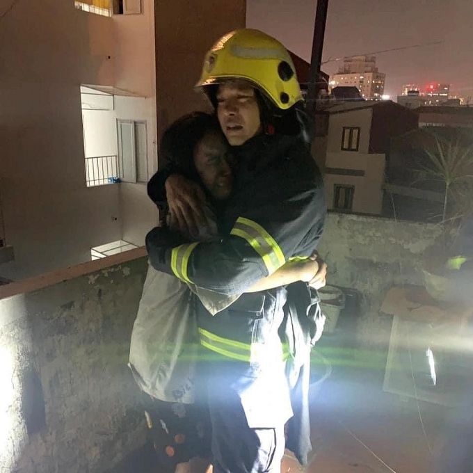 Người dân hoảng loạn ngay sau khi được giải cứu khỏi vụ cháy. Ảnh: CTV