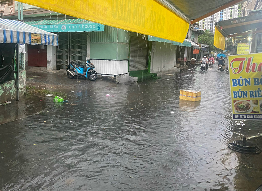 Một con hẻm trên quận 12 biến thành một dòng sông nhỏ mỗi khi trời đổ mưa