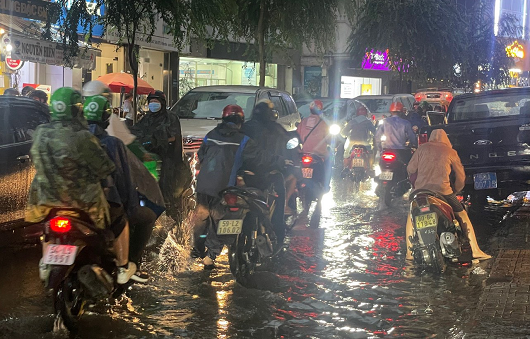 Nhiều tuyến đường tại quận 5 không kịp thoát nước nên bị ngập nặng. Người đi đường phải dắt bộ khi xe chết máy, vất vả về nhà