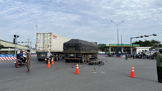 Bình Dương: Tai nạn giao thông nghiêm trọng khiến 4 người trong một gia đình tử vong
