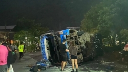 Lật xe khách ở Hòa Bình khiến nhiều người bị thương: Xe không làm chủ tốc độ