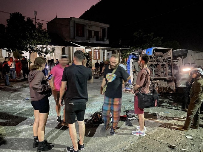 Lật xe khách ở Hòa Bình khiến nhiều người bị thương: Xe không làm chủ tốc độ