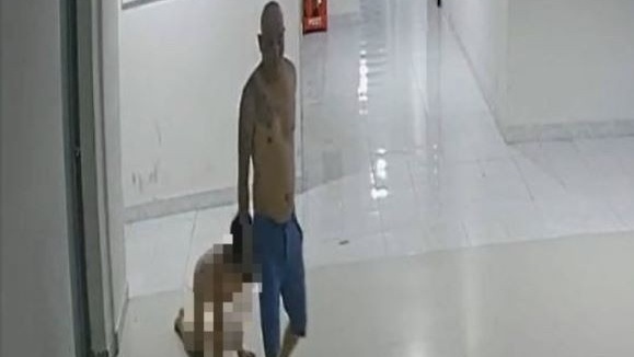 Nỗi đau của đứa trẻ từ vụ việc người cha xích cổ con dắt đi, bắt sủa