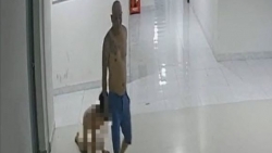 Nỗi đau của đứa trẻ từ vụ việc người cha xích cổ con dắt đi, bắt sủa