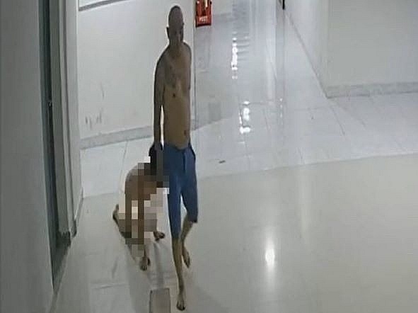 Nỗi đau của đứa trẻ từ vụ việc người cha xích cổ con dắt đi, bắt sủa