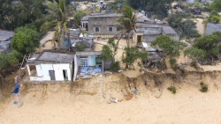 Triều cường đánh sập nhiều nhà dân ở Quảng Ngãi