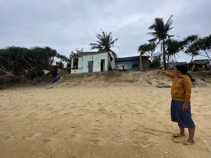 Triều cường đánh sập nhiều nhà dân ở Quảng Ngãi