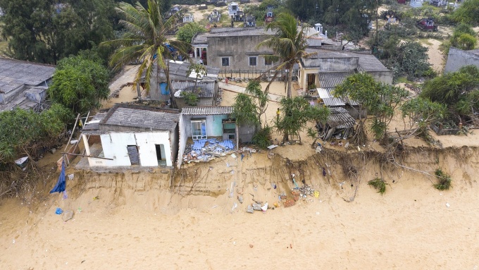 Triều cường đánh sập nhiều nhà dân ở Quảng Ngãi