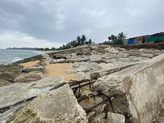 Triều cường đánh sập nhiều nhà dân ở Quảng Ngãi