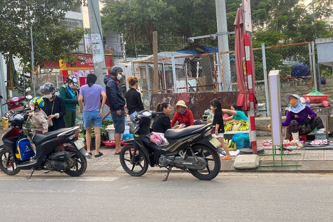 Chợ tự phát bán thực phẩm cho công nhân: Tiện nhưng nhiều nguy hại