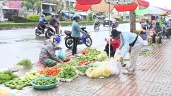 Chắt chiu từng đồng mua thực phẩm "chợ cóc"