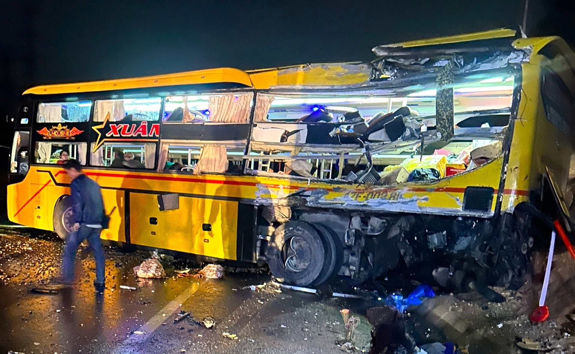 Tai nạn giao thông nghiêm trọng ở Thừa Thiên Huế khiến 2 người chết, 13 người bị thương