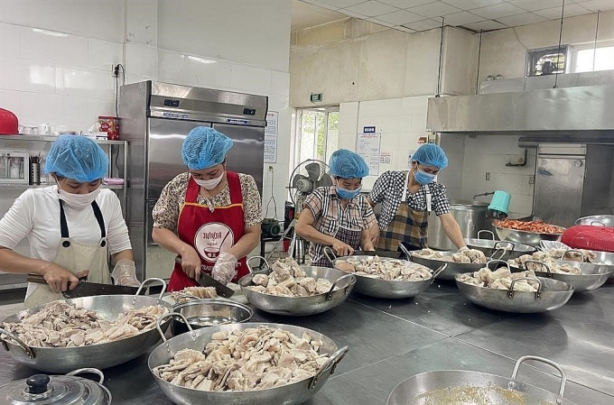 Doanh nghiệp tăng chất lượng bữa ăn ca từ đề xuất của CĐCS