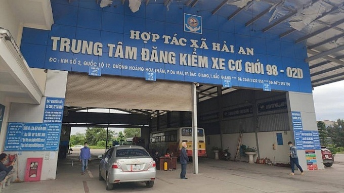 2 trung tâm đăng kiểm kiểm định xe cũ nát đưa đón công nhân bị đình chỉ