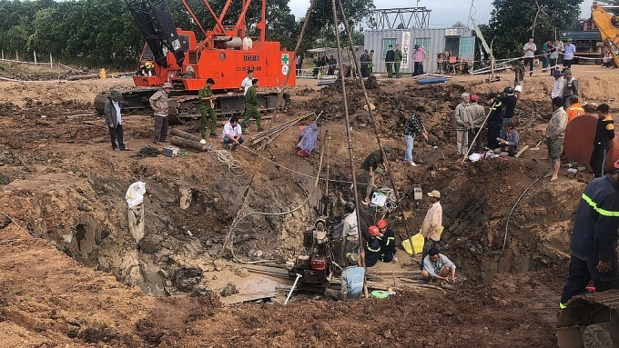 Vụ bé 10 tuổi rơi ống sâu 35m: Huy động mọi lực lượng, phương tiện cứu hộ