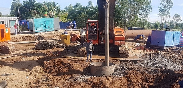 Vụ bé 10 tuổi rơi ống sâu 35m: Dự kiến chiều nay sẽ hoàn thành