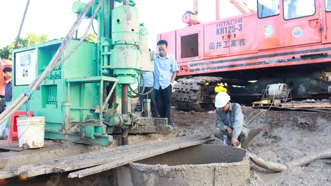 Giải cứu bé trai 10 tuổi rơi xuống trụ bê tông: Bao giờ mới đưa được bé lên mặt đất?